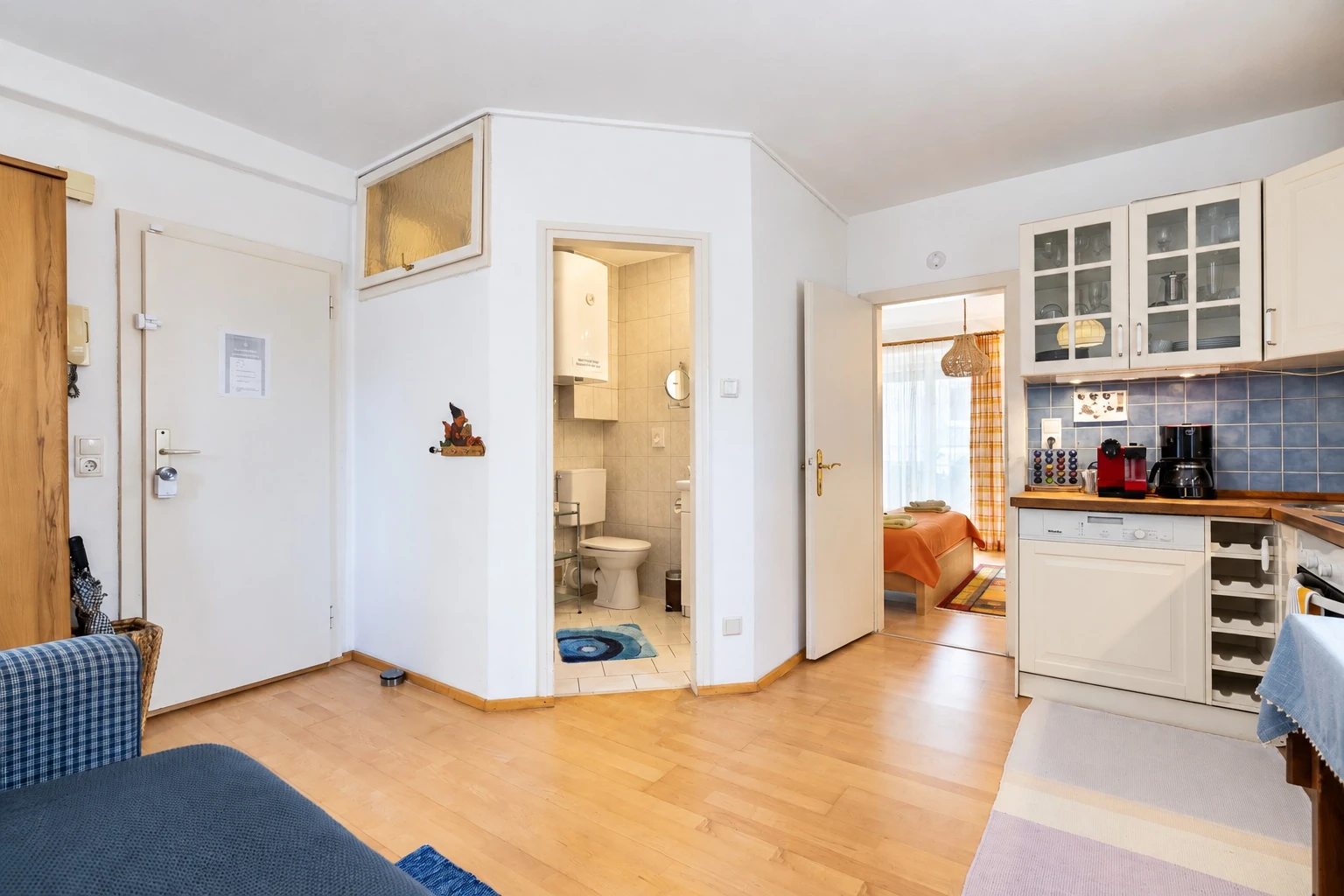 Wohnküche mit Blick zum Eingang, Badezimmer und Schlafzimmer