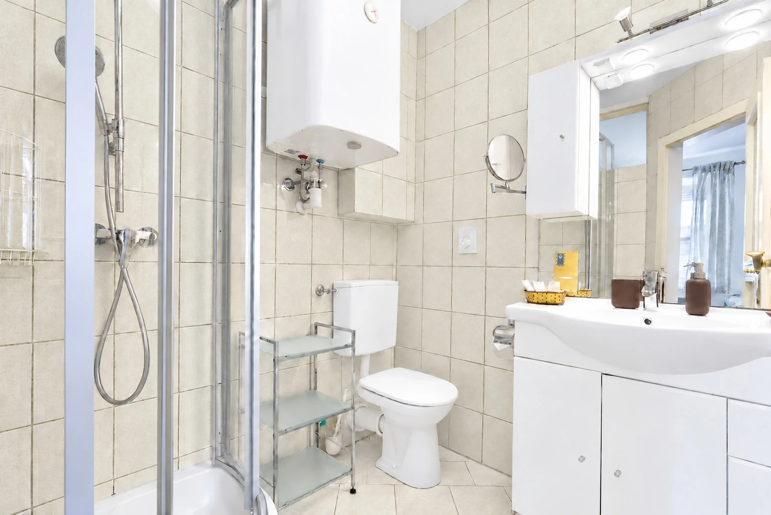 Bathroom with shower, washbasin and toilet
