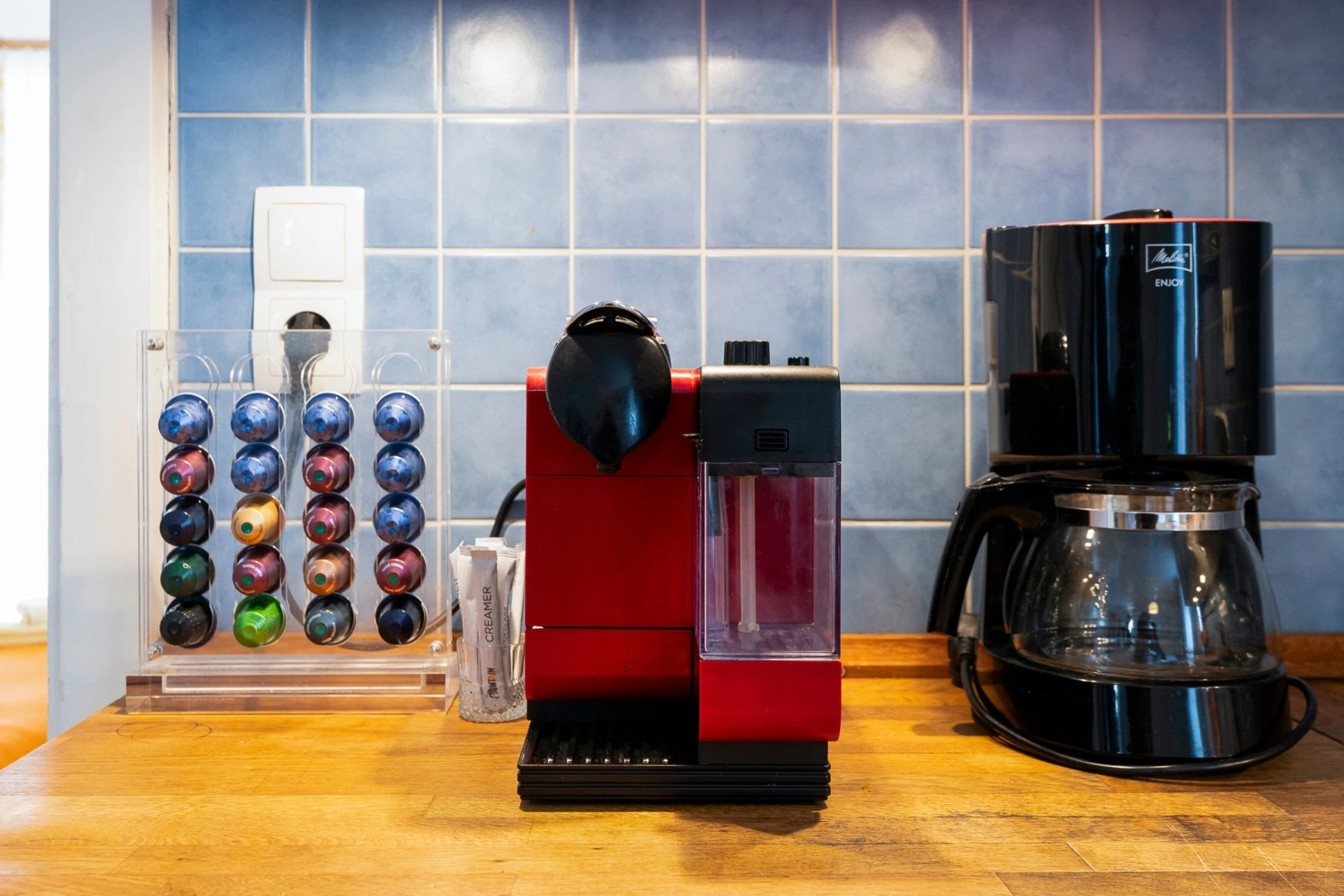Kapselkaffeemaschine, Filterkaffeemaschine und Kaffeekapseln