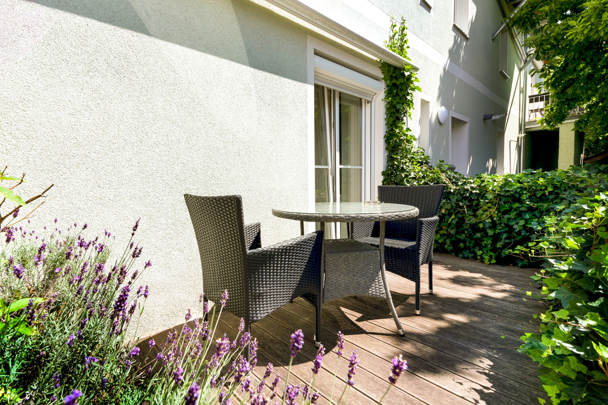 Balkon mit Tisch, zwei Stühlen und Lavendel
