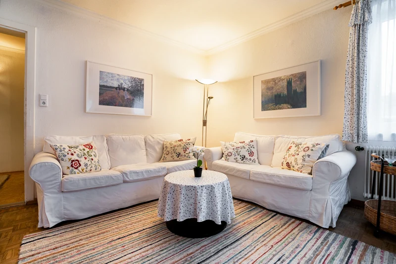 Wohnzimmer mit zwei weißen Sofas