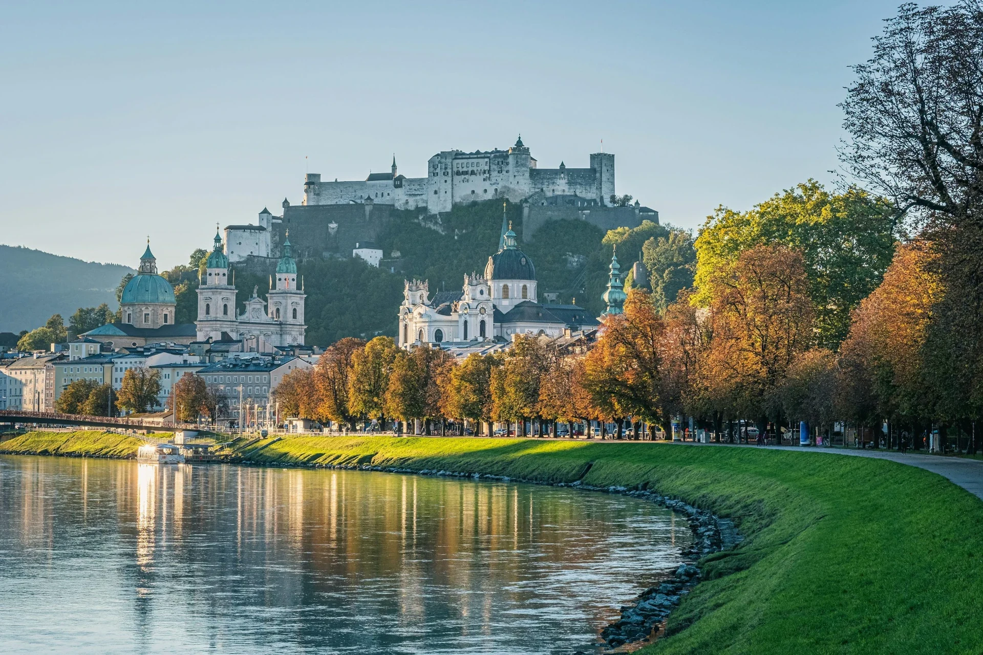Salzburg mit Festung Hohensalzburg, Salzach und Herbstbäumen