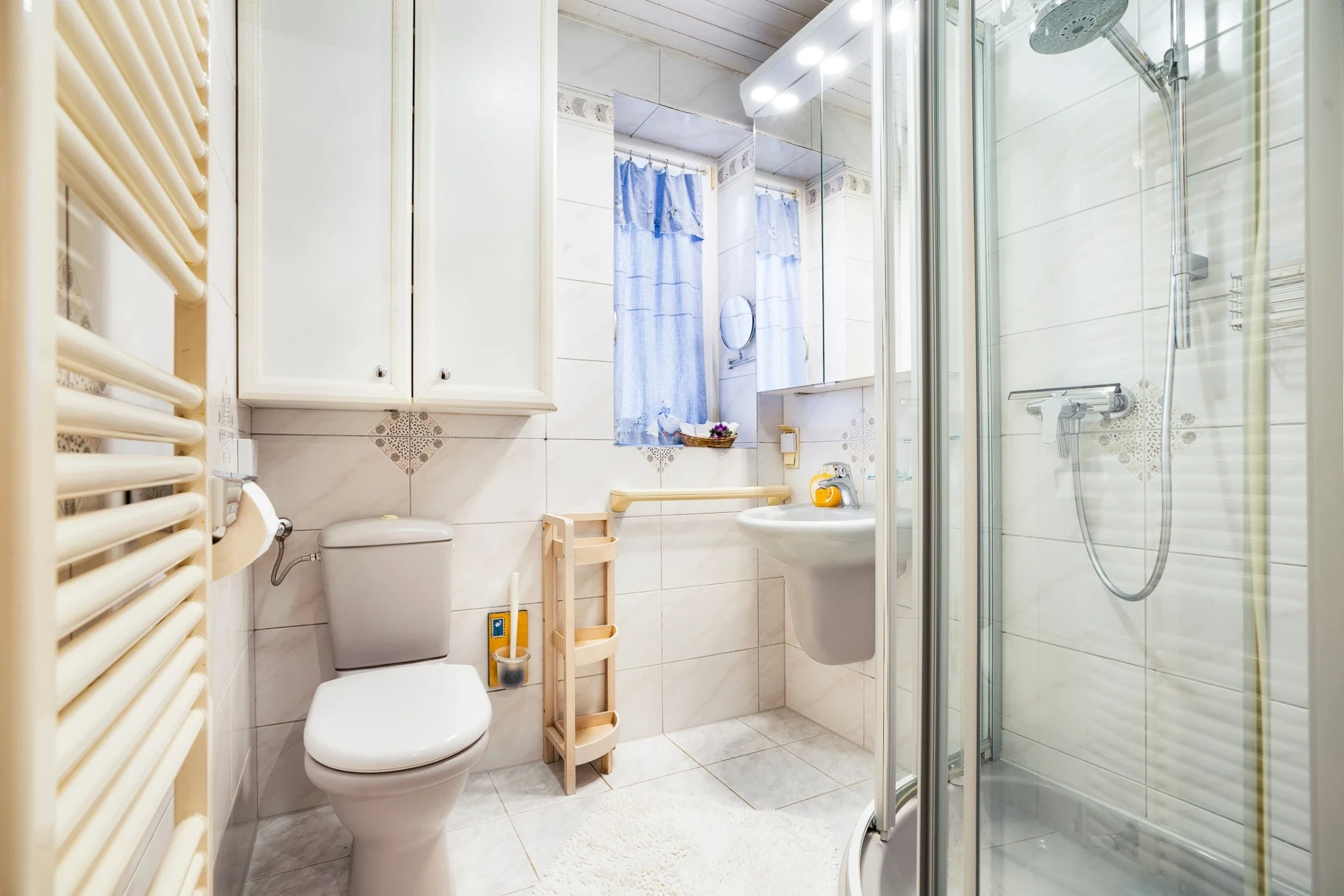 Badezimmer mit Dusche, Waschbecken und Fenster
