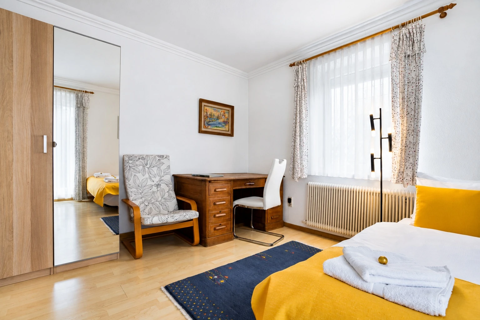 Zweites Schlafzimmer mit Schreibtisch, Stuhl und Kleiderschrank