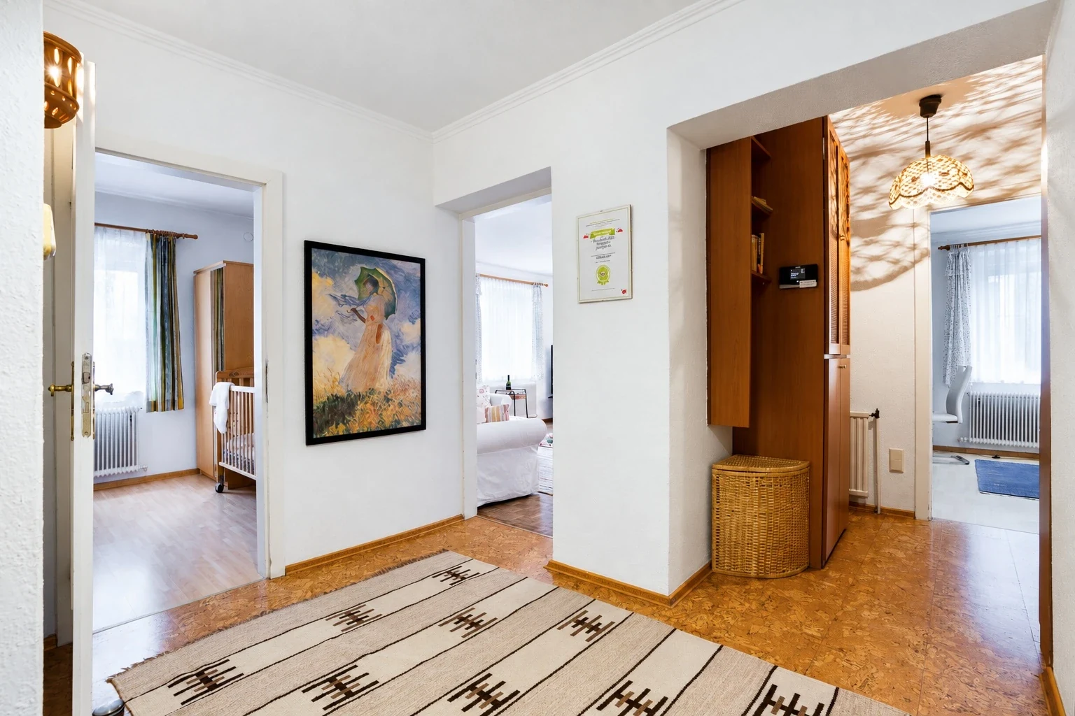Vorzimmer mit Spiegel und Blick in die Räume