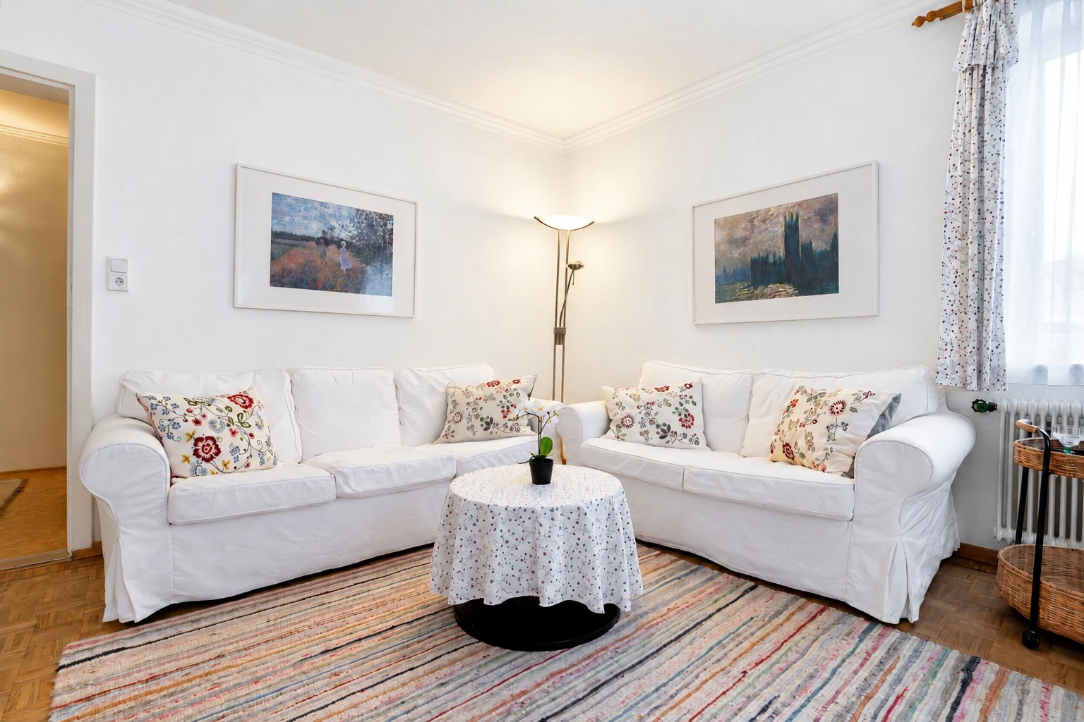 Wohnzimmer mit zwei weißen Sofas