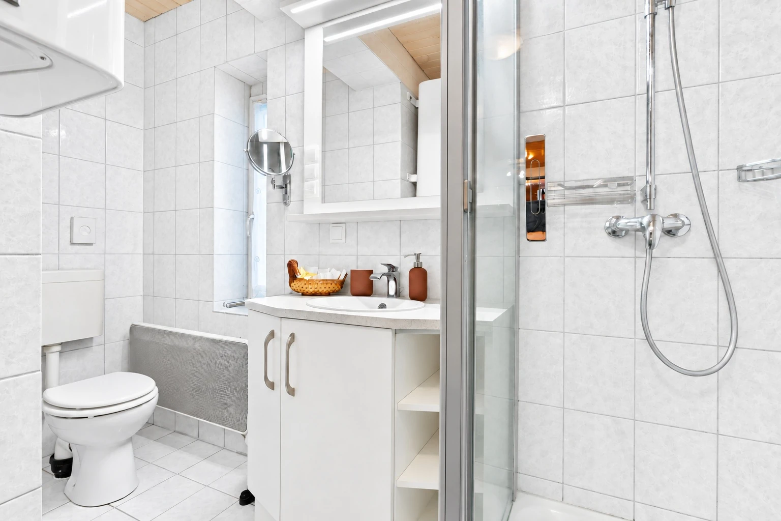 Badezimmer mit Fenster, Dusche und Waschbecken