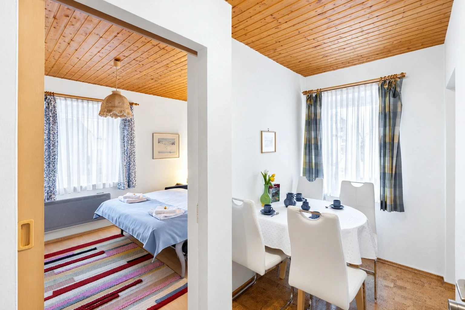 Essbereich mit Blick ins Wohnzimmer